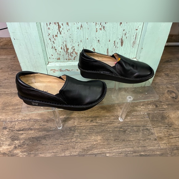 Alegria women’s  Classic Black Slip-On clogs - Picture 2 of 5